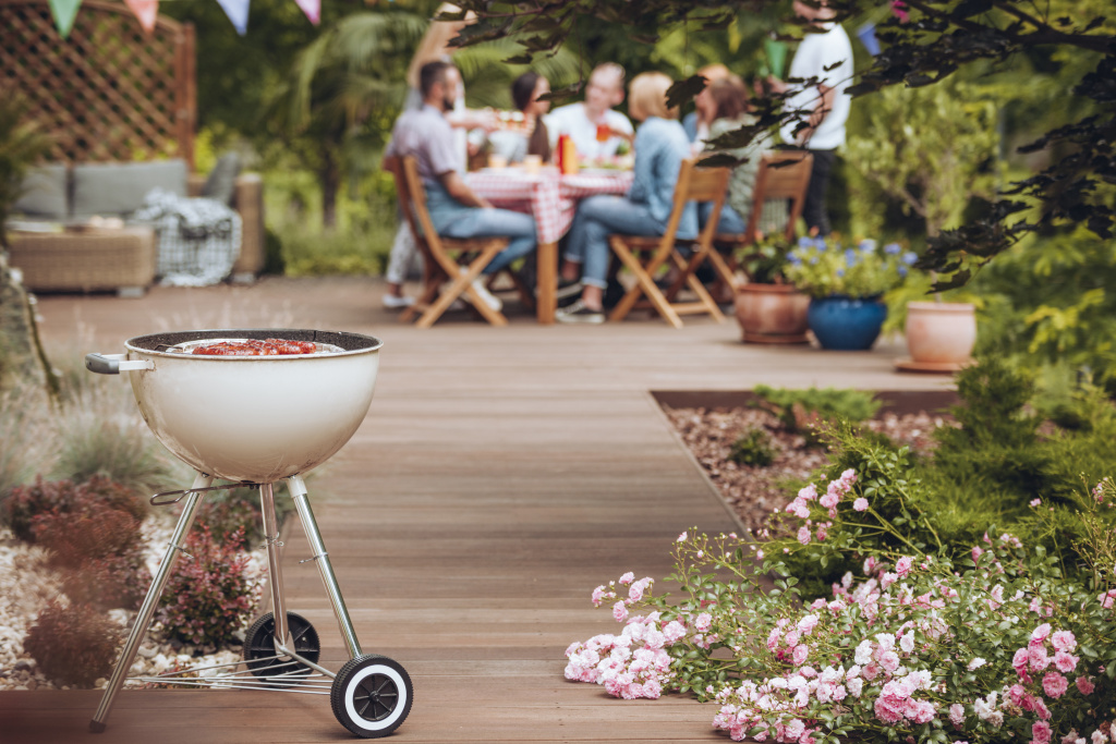 grill-in-garden-2023-11-27-05-04-43-utc.jpg